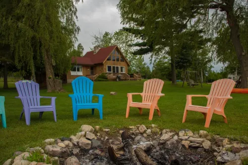 Dad's Paradise on Pigeon Cove offers WaterFront Sunrise Views and Lake Access!