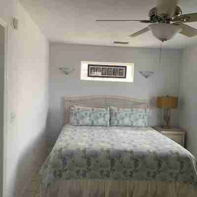 Island Oasis - NON SMOKING Top Floor Apartment located downtown with Gulf Views! Rooms