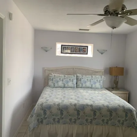 Island Oasis - NON SMOKING Top Floor Apartment located downtown with Gulf Views!