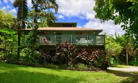 IDEAL BEACH LOCATION  2 BR LARGE DECK "PRIVATE' Отели рядом с достопримечательностью «Хамоа Бич»