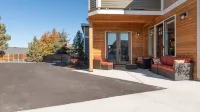 Modern Home w/ mountain views! — 9 minutes from downtown!