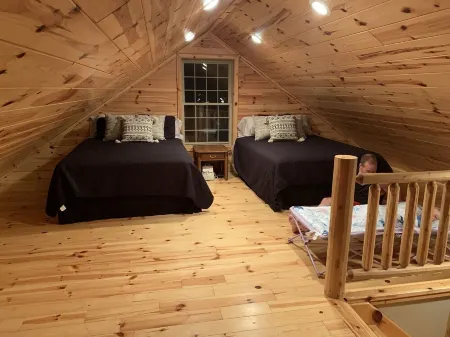 Lakes of the North Cabin near trails - Access to Clubhouse with Pool and Hot Tub