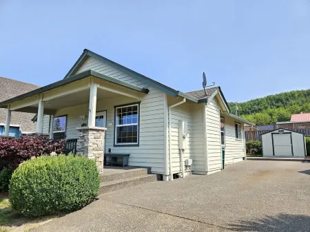 Single-Level Retreat-BBQ & King Bed!! Tesla Charger & Wifi! Pet-Friendly!