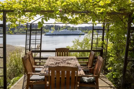 Stunning Beach Suite, great mountain & water views, near downtown Winslow, Cozy.