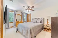 Spacious luxury home, 22 min from Boston and 20 min from Gillette Stadium.