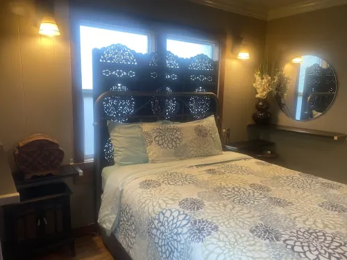 Treehouse Guesthouse: 3 Br Unique Home for 8 Adults Plus 400 sq ft Fun Treehouse