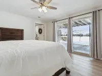 Amazing lake views for the perfect family getaway at the Lake Thirteen Retreat! Hotels in Clare County