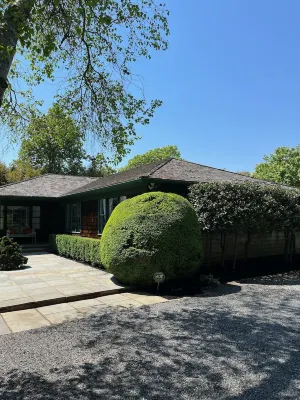 Charming Village home in the heart of Southampton Hôtels à proximité de : Cooper's Beach