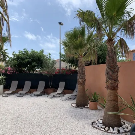 3mn walk from the beach, VILLA 5 bdrms in private residence between SEA and POND