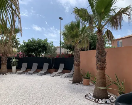 3mn walk from the beach, VILLA 5 bdrms in private residence between SEA and POND Hotels in Frontignan