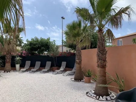 3mn walk from the beach, VILLA 5 bdrms in private residence between SEA and POND