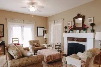 Charming Downtown Historic Yellow House - Route 66 Retreat & Grand Canyon Nearby