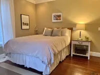 Stunning contemporary North Shore Bungalow with hot tub. Steps to everything. Hotels near Bessie Smith Cultural Center and Chattanooga African American Museum