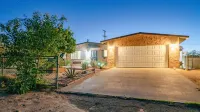 Cozy Home retreat Near Joshua Tree! OUTDOOR MOVIE FUN, HOT TUB, WIFI, A/C Hotels near Marine Corps Exchange 29 Palms