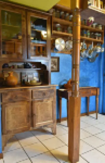 Lodging and Art Gallery-Charming Space Next to Everything, Walk Anywhere!
