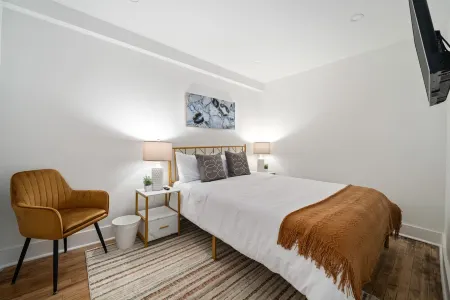 Charming DT Apartment Loft l Parking+Rooftop+Gym! Sleeps 4