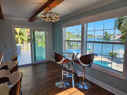 Waterfront Indian Rocks Beach Gem-5 min walk to beach, private Pool/ hot tub/gym