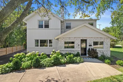 🌊 Well Appointed Home Steps from Pewaukee Lake + KING Bed 🌊