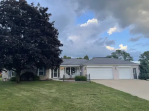 Maple Street Hideaway -Berlin- Walk into town to eat and shop