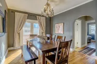 Walk to historic downtown, cozy, pets welcome!