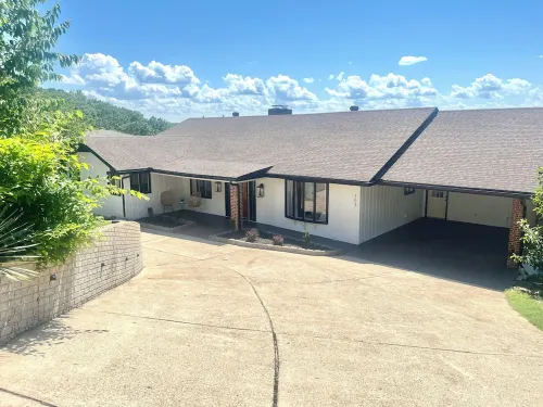 Fully remodeled lake house with gorgeous views of Bull Shoals Lake! 레이크뷰 호텔