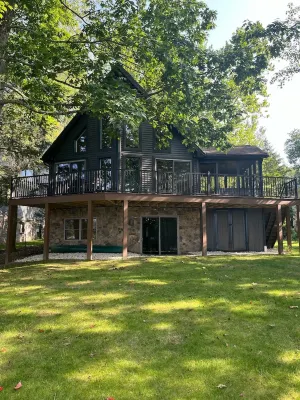5-bedroom LAKEFRONT cabin! New listing! Fishing and kayaking from the backyard!