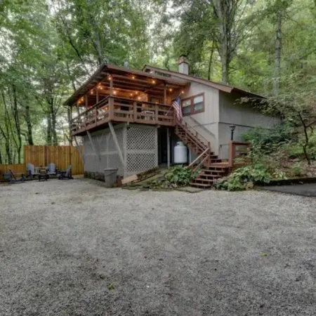 The Honey Pot- peaceful cabin -fireplace and deck