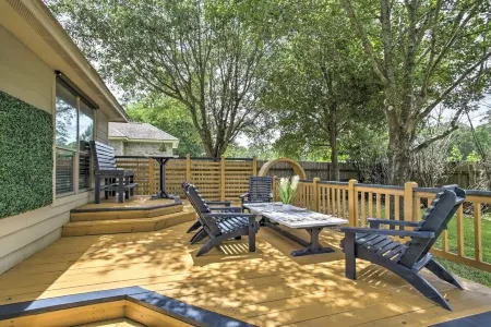 Welcoming Montgomery Home in April Sound Gated Community!