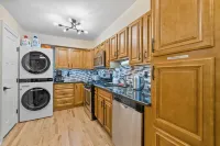 NEW-Free Prkg-2BR/2.5Bath/3 Queen Size Beds-Duplex