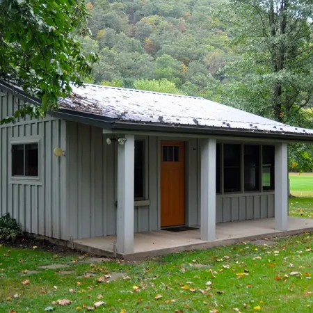 Cozy and relaxing, Modern Creekside, Trailside, Waterfront  Cottage, fiber Wifi
