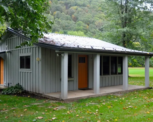 Cozy and relaxing, Modern Creekside, Trailside, Waterfront  Cottage, fiber Wifi Hotels in McHenry Township