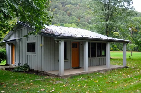 Cozy and relaxing, Modern Creekside, Trailside, Waterfront  Cottage, fiber Wifi