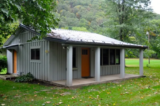 Cozy and relaxing, Modern Creekside, Trailside, Waterfront  Cottage, fiber Wifi