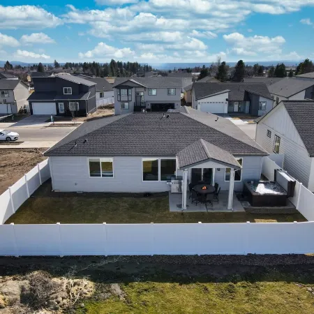 Modern Spacious Family Home w/ Hot Tub & Fire Pit