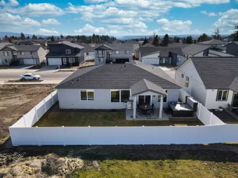 Modern Spacious Family Home w/ Hot Tub & Fire Pit