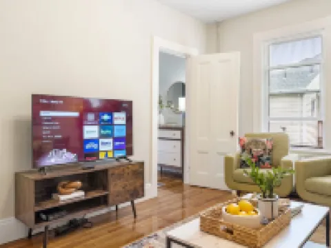 Artful Escape • Minutes to Salem, Beach and Train to Boston • Private Parking ビバリーのホテル