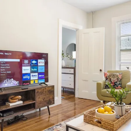 Artful Escape • Minutes to Salem, Beach and Train to Boston • Private Parking