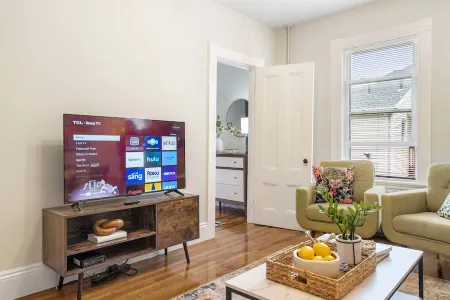 Artful Escape • Minutes to Salem, Beach and Train to Boston • Private Parking