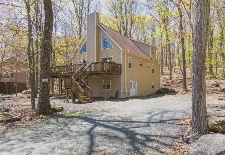 Masthope Mountain Hideaway Walking Distance to the Lake and 8 Min to Ski Lodge