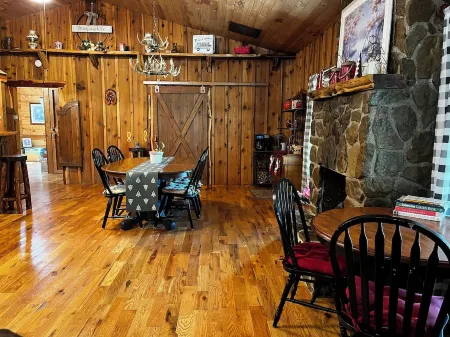 Cabin Creek Ranch/Experience the Country!  Silver Dollar City, Branson and more.