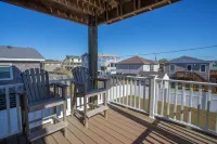 Ocean Views with a 1 minute walk to beach access! Linens & Bath Towels included!