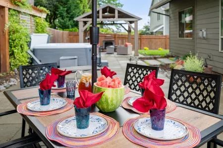 Luxurious Retreat in SW Portland with 7-Person Hot Tub – Sleeps 14 Comfortably! Отели в г. Запад Хейвен-Сильван