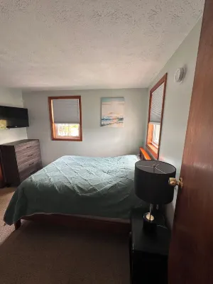 1 Bedroom Downtown Condo, Walk to the Beach & Pier