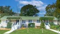Tybee Lighthouse Cottage (A): Walk to the Beach!