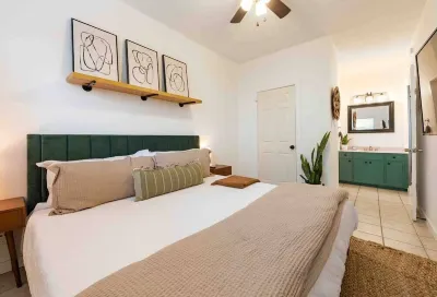Mid-Century Austin Escape! Long Term Discounts! Hotels in Central Austin