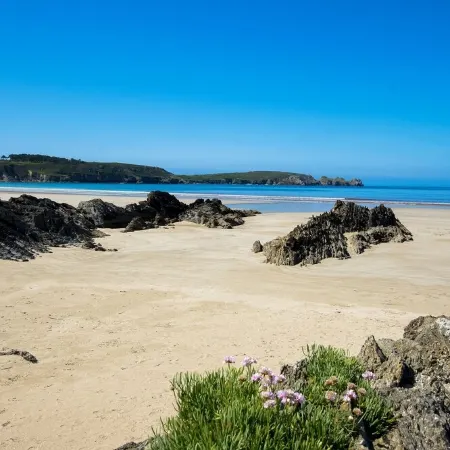 Quiet top floor flat with sea view