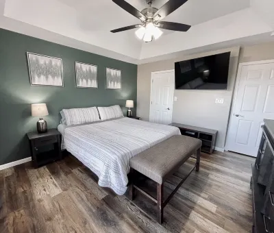 ABQ Home Overlooking Mountain- Near Sandia Tramway + Balloon Fiesta Hotels near Speedway