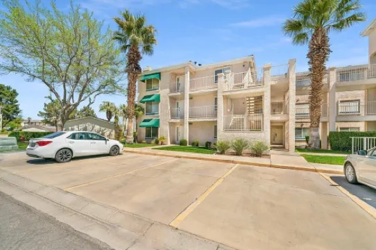 Modern Resort Condo - Pools, Courts & Scenic Views