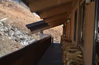 Ski In / Out with AMAZING VIEWS!!
