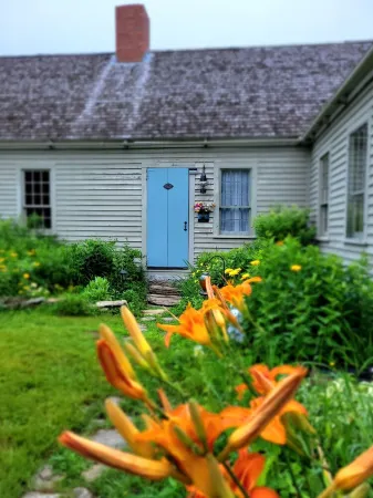 Centrally located MidCoast country farmhouse suite, just 20 minutes to Route 1!